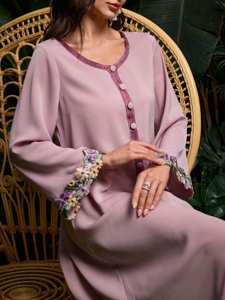 SHEIN Al Najma فستان كفتان وردي فضفاض مزين أزرار وزهور