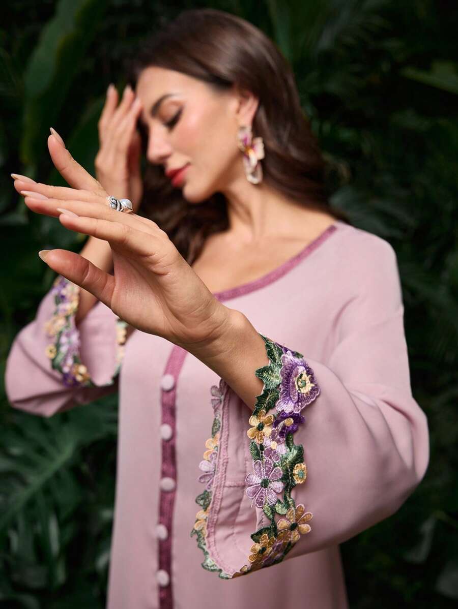 SHEIN Al Najma فستان كفتان وردي فضفاض مزين أزرار وزهور