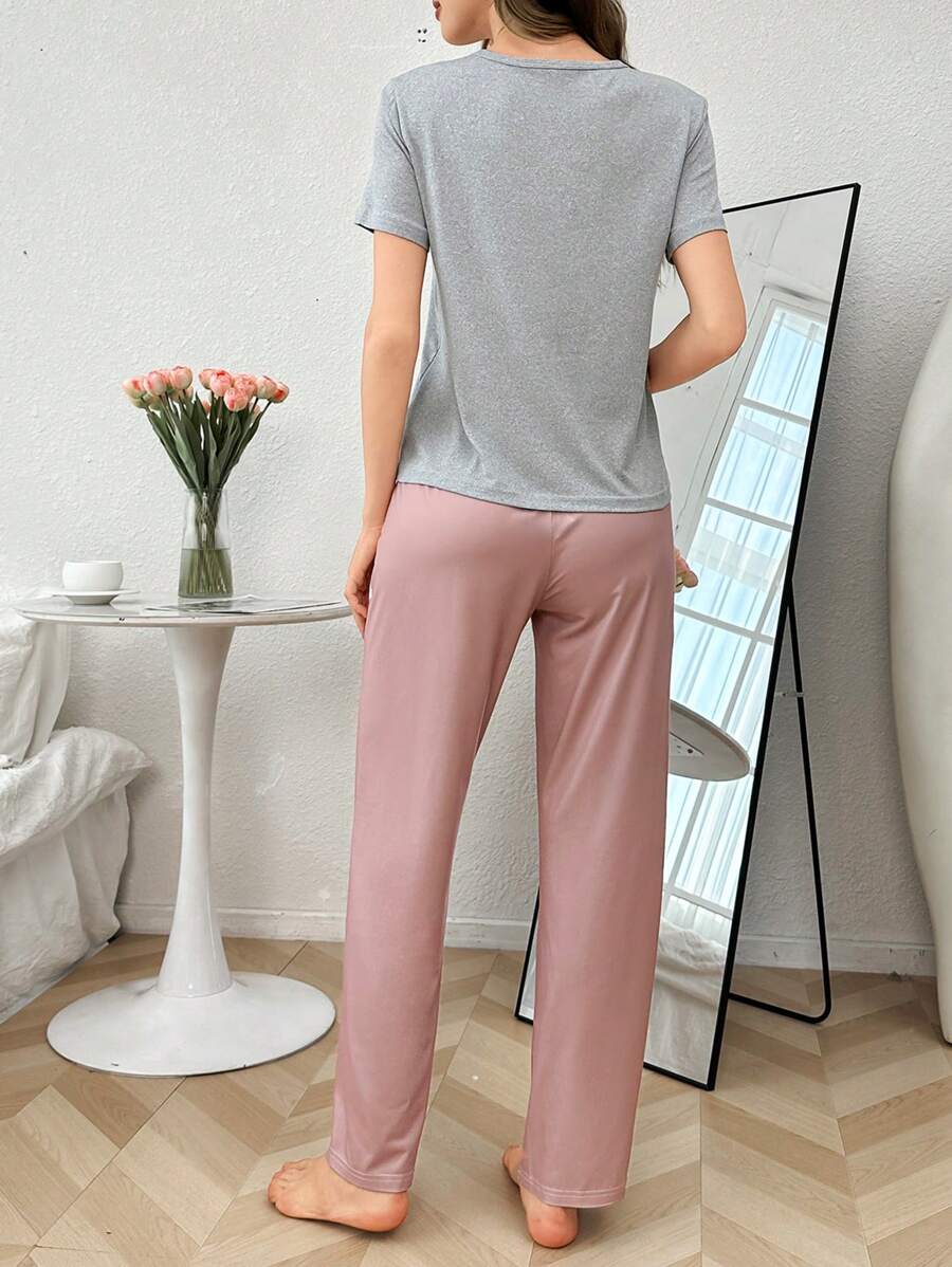 SHEIN طقم بيجامة كاجوال قميص قصير الأكمام وبنطال بطباعة حروف متباينة