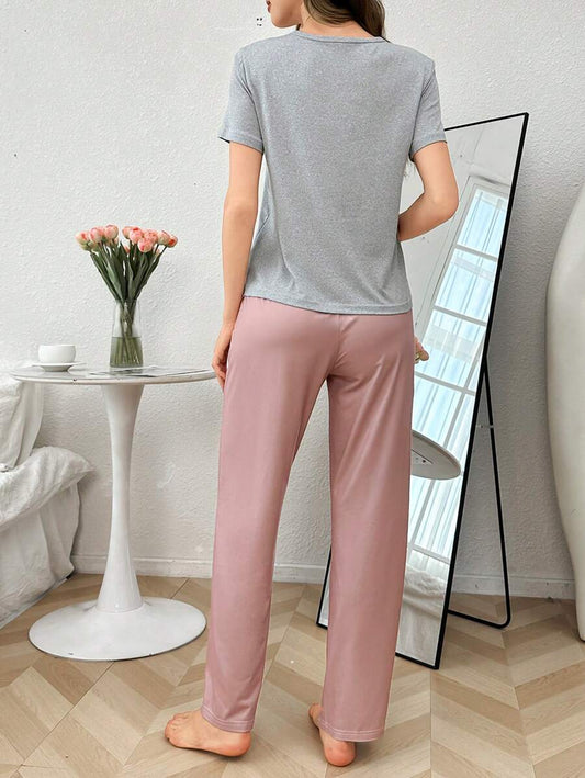 SHEIN طقم بيجامة كاجوال قميص قصير الأكمام وبنطال بطباعة حروف متباينة