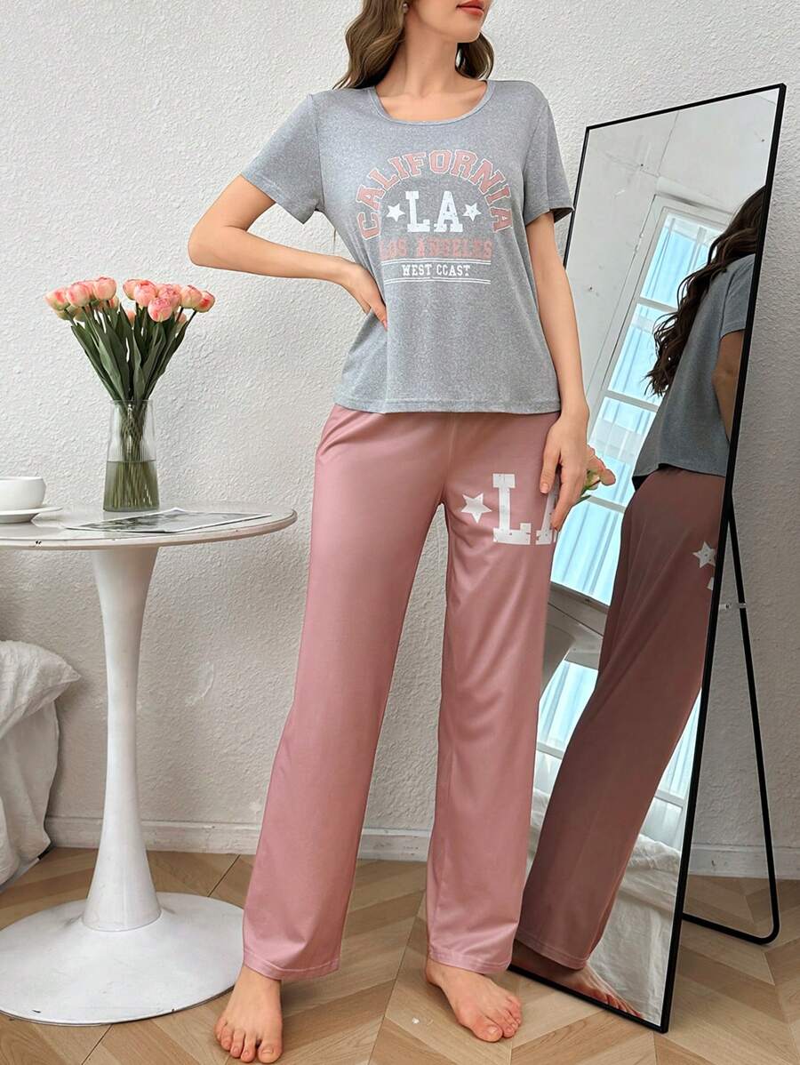 SHEIN طقم بيجامة كاجوال قميص قصير الأكمام وبنطال بطباعة حروف متباينة
