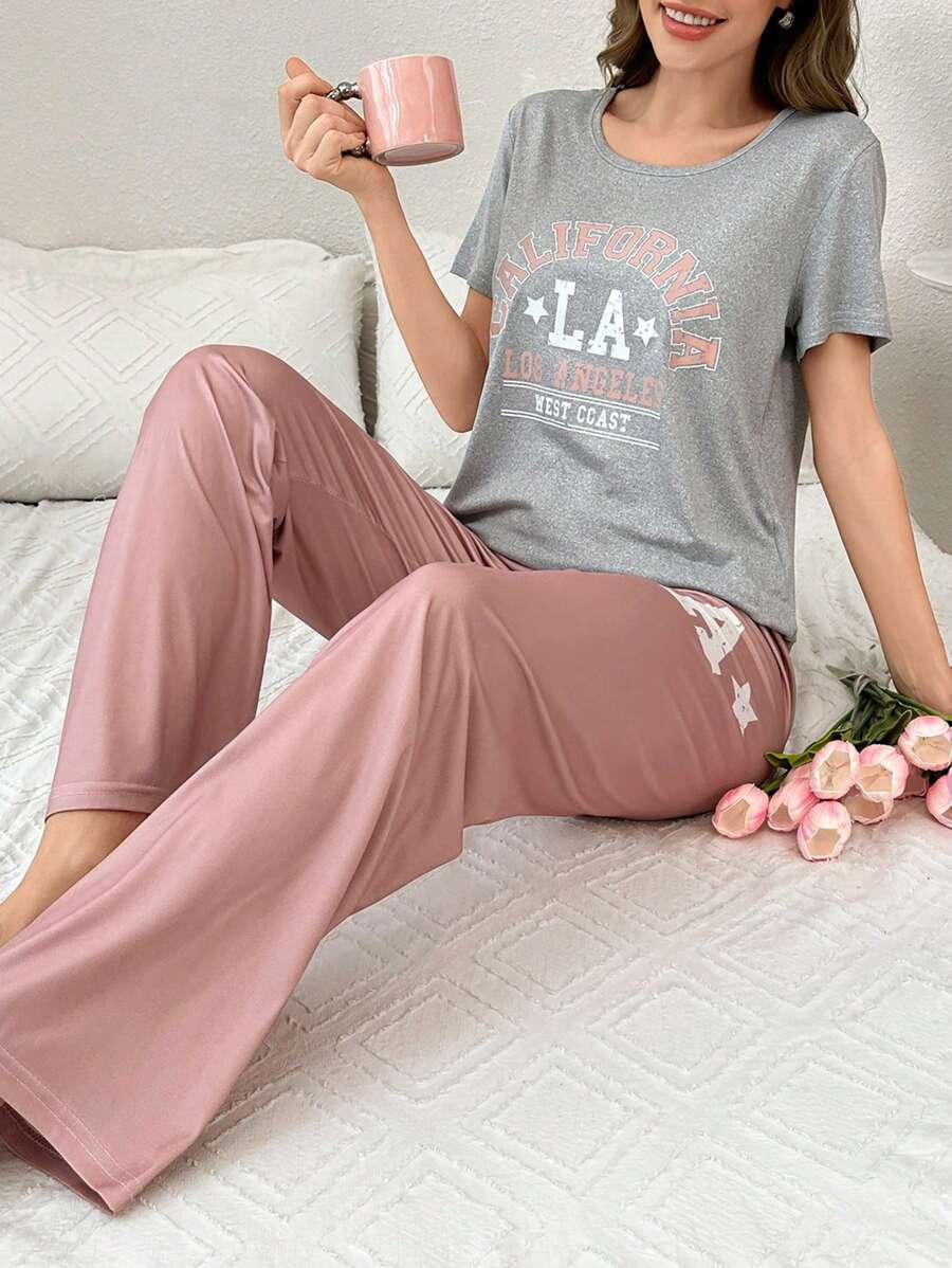 SHEIN طقم بيجامة كاجوال قميص قصير الأكمام وبنطال بطباعة حروف متباينة