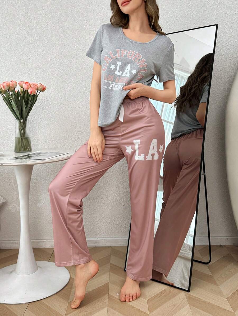 SHEIN طقم بيجامة كاجوال قميص قصير الأكمام وبنطال بطباعة حروف متباينة