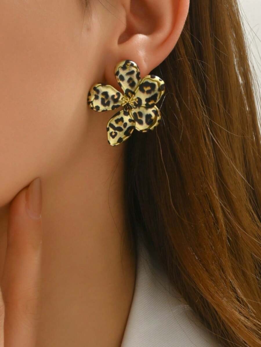 SHEIN أقراط الزهور بتصميم طباعة الفهد