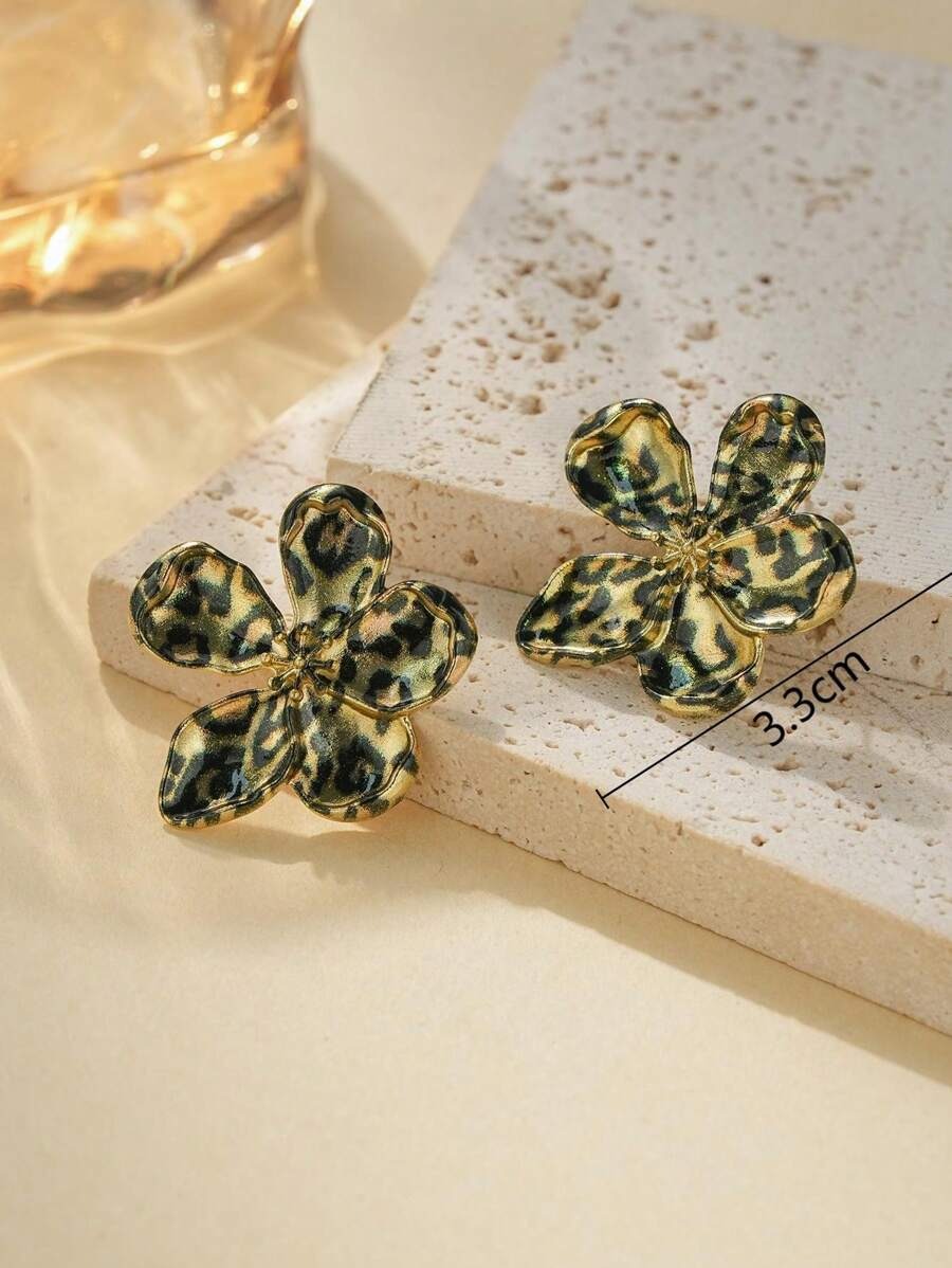 SHEIN أقراط الزهور بتصميم طباعة الفهد