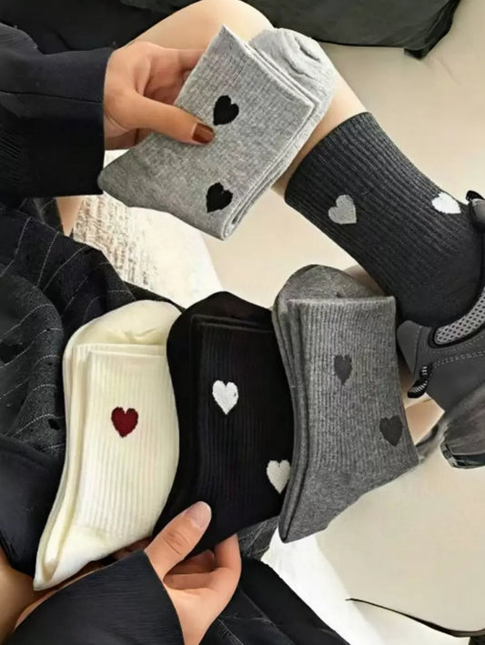 SHEIN مجموعة 4 أزواج جوارب نسائية بنمط قلب