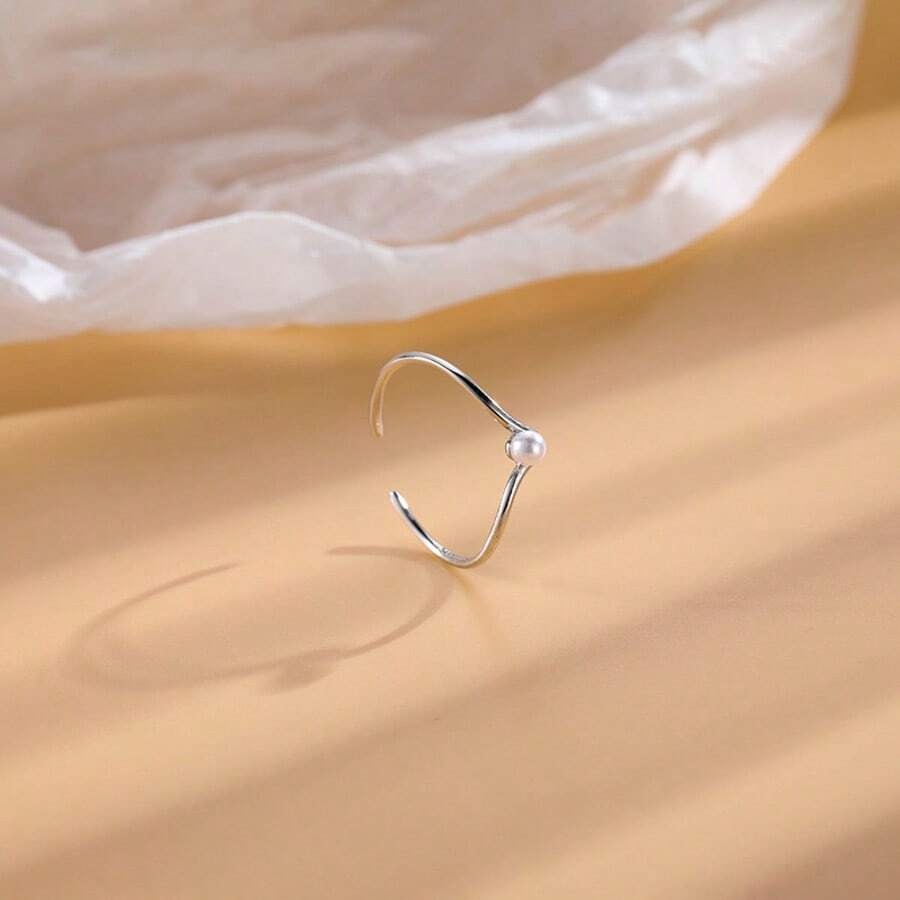 SHEIN  خاتم حرف v مزخرف باللؤلؤ