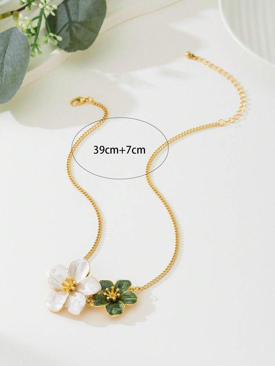 SHEIN قلادة خماسية البتلات بأزهار بيضاء وخضراء