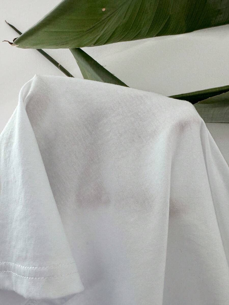 SHEIN DAZY تي شيرت أبيض بأكتاف منسدلة