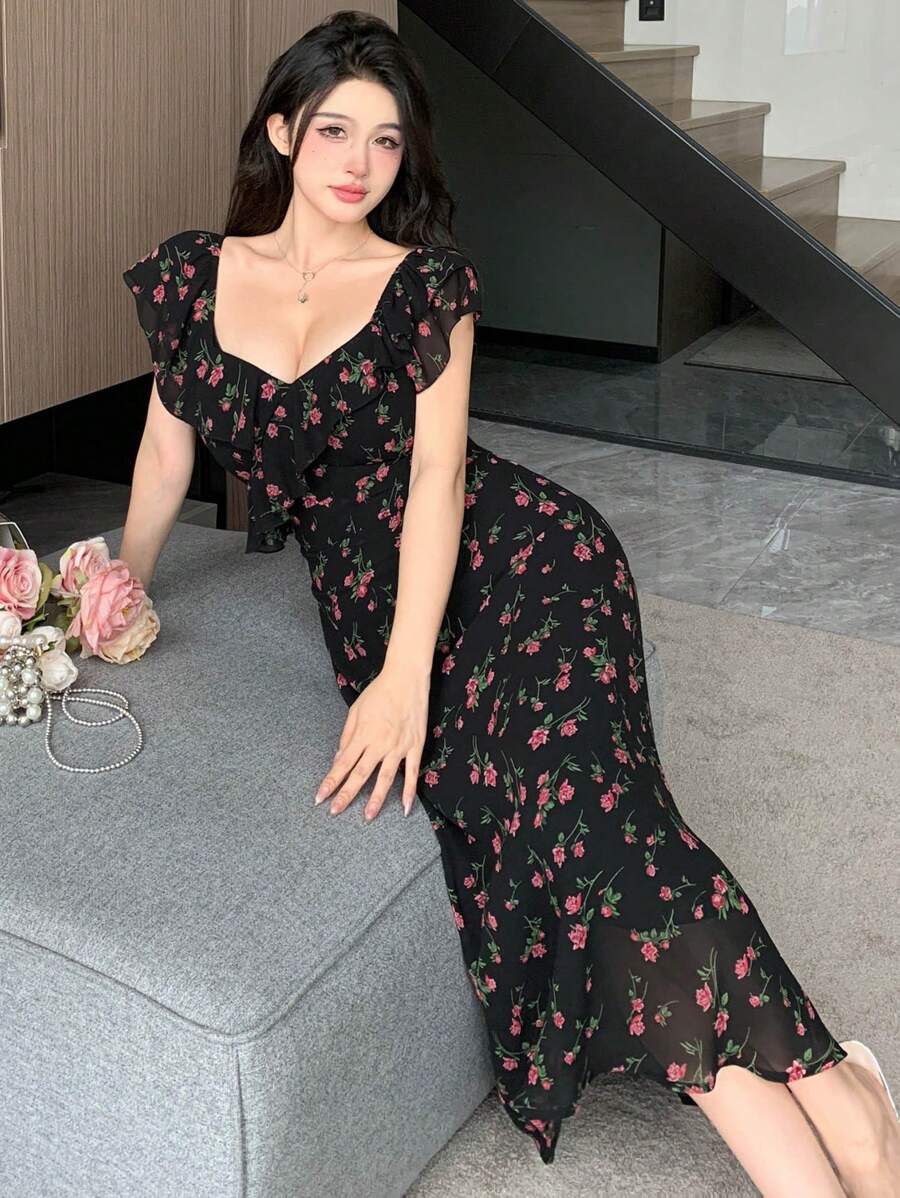 SHEIN DAZY فستان أسود مطبع بأزهار وياقة قلب بحاشية مكشكشة