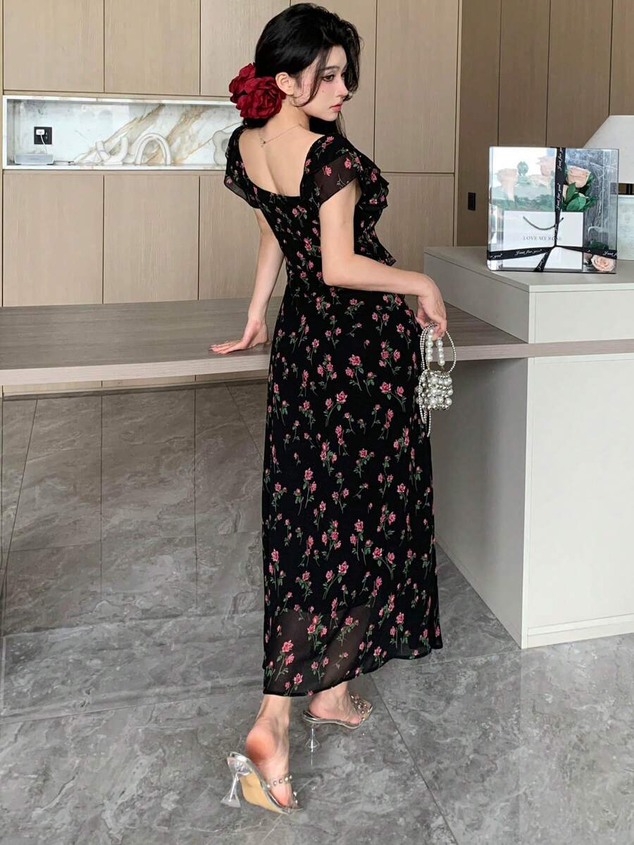SHEIN DAZY فستان مطبع بأزهار وياقة قلب بحاشية مكشكشة