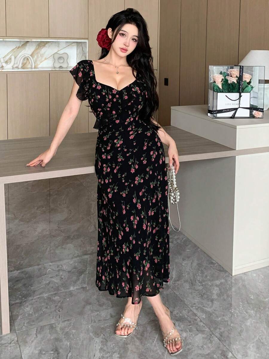 SHEIN DAZY فستان مطبع بأزهار وياقة قلب بحاشية مكشكشة