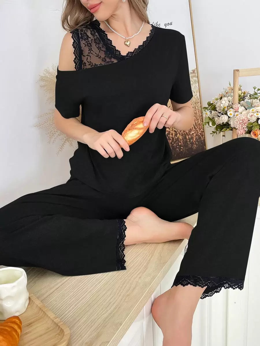 SHEIN بذلة نوم بسروال بأكمام قصيرة وكتف مائل