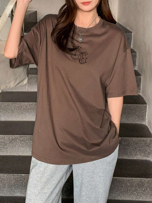 SHEIN DAZY تي شيرت أوفرسايز بطبعة حروف وكتف منسدل كاجوال