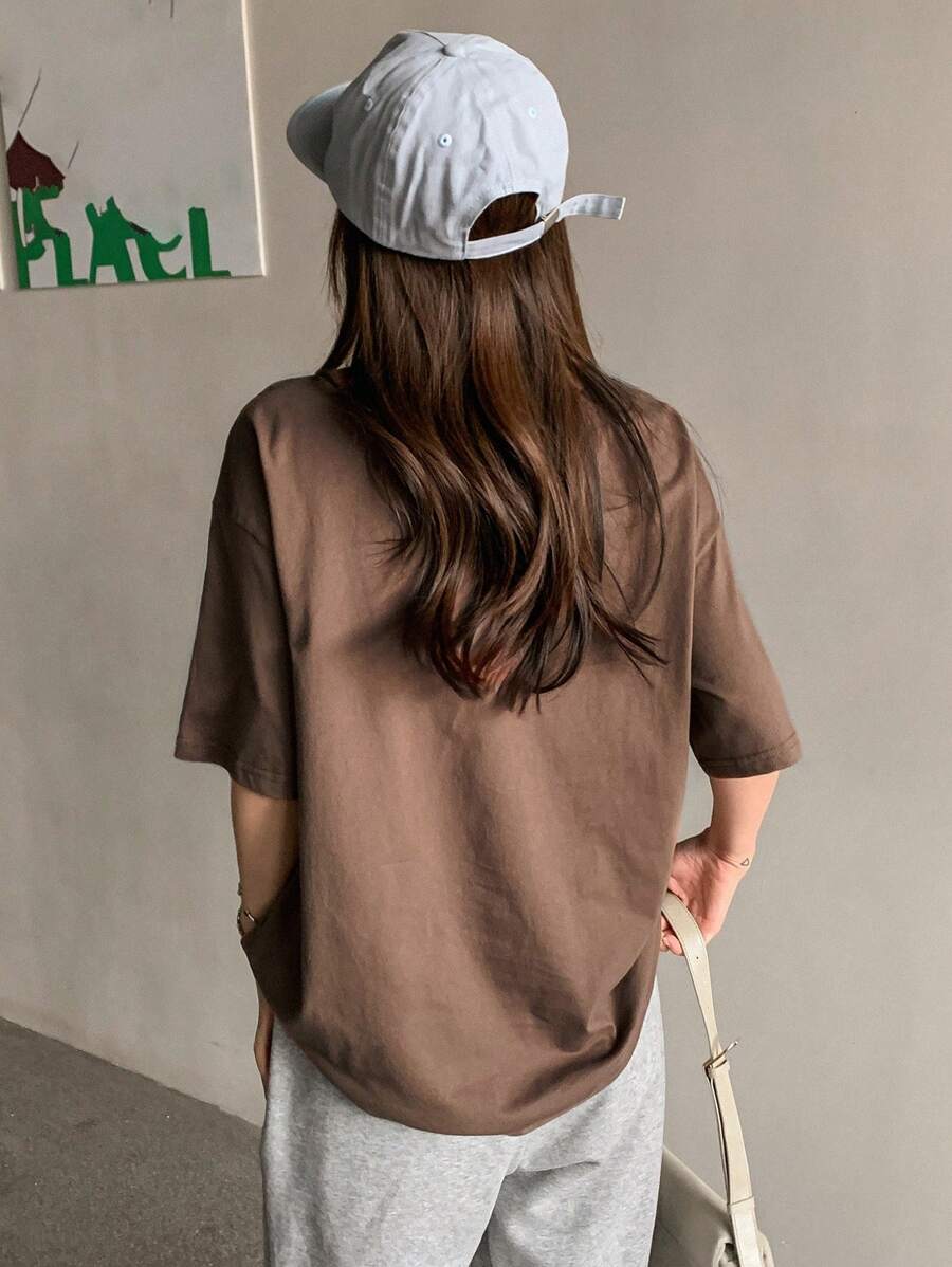 SHEIN DAZY تي شيرت أوفرسايز بطبعة حروف وكتف منسدل كاجوال