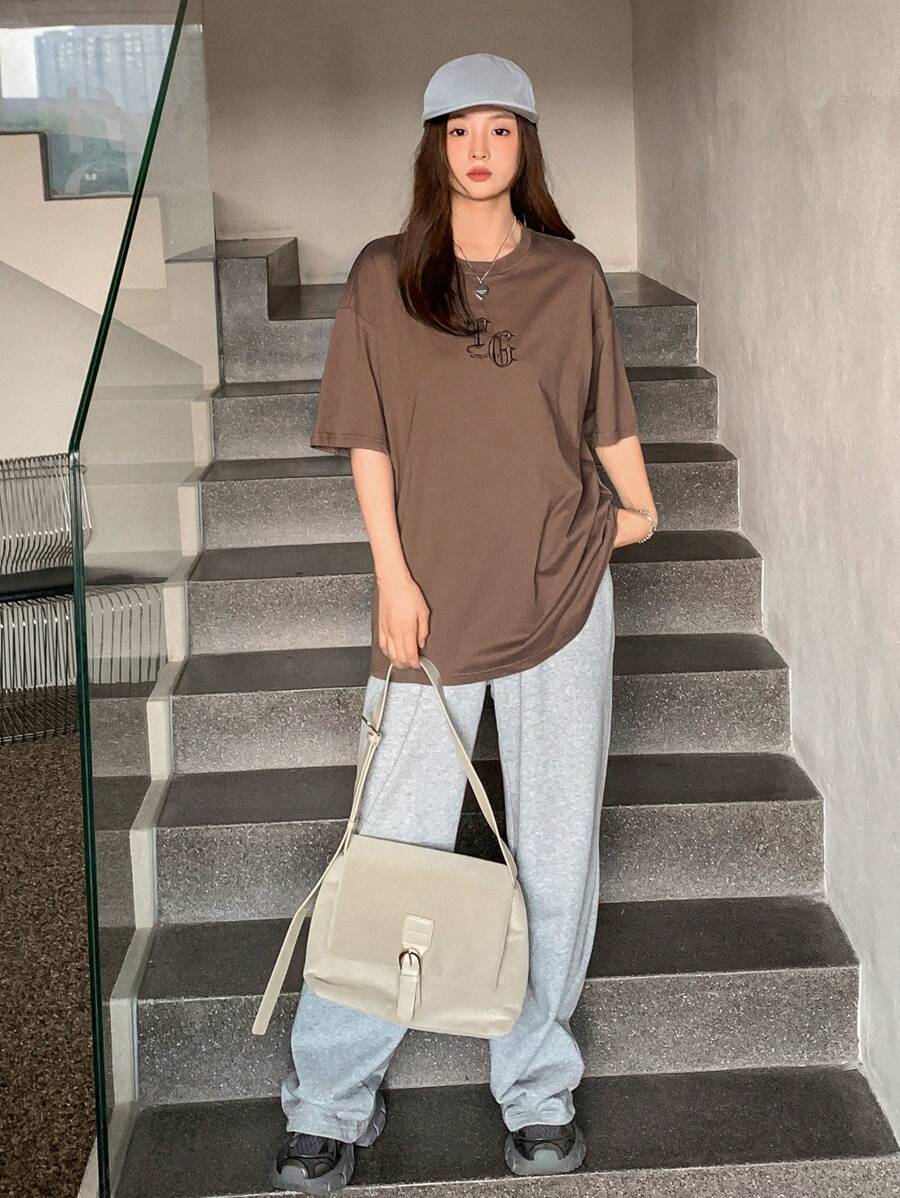 SHEIN DAZY تي شيرت أوفرسايز بطبعة حروف وكتف منسدل كاجوال