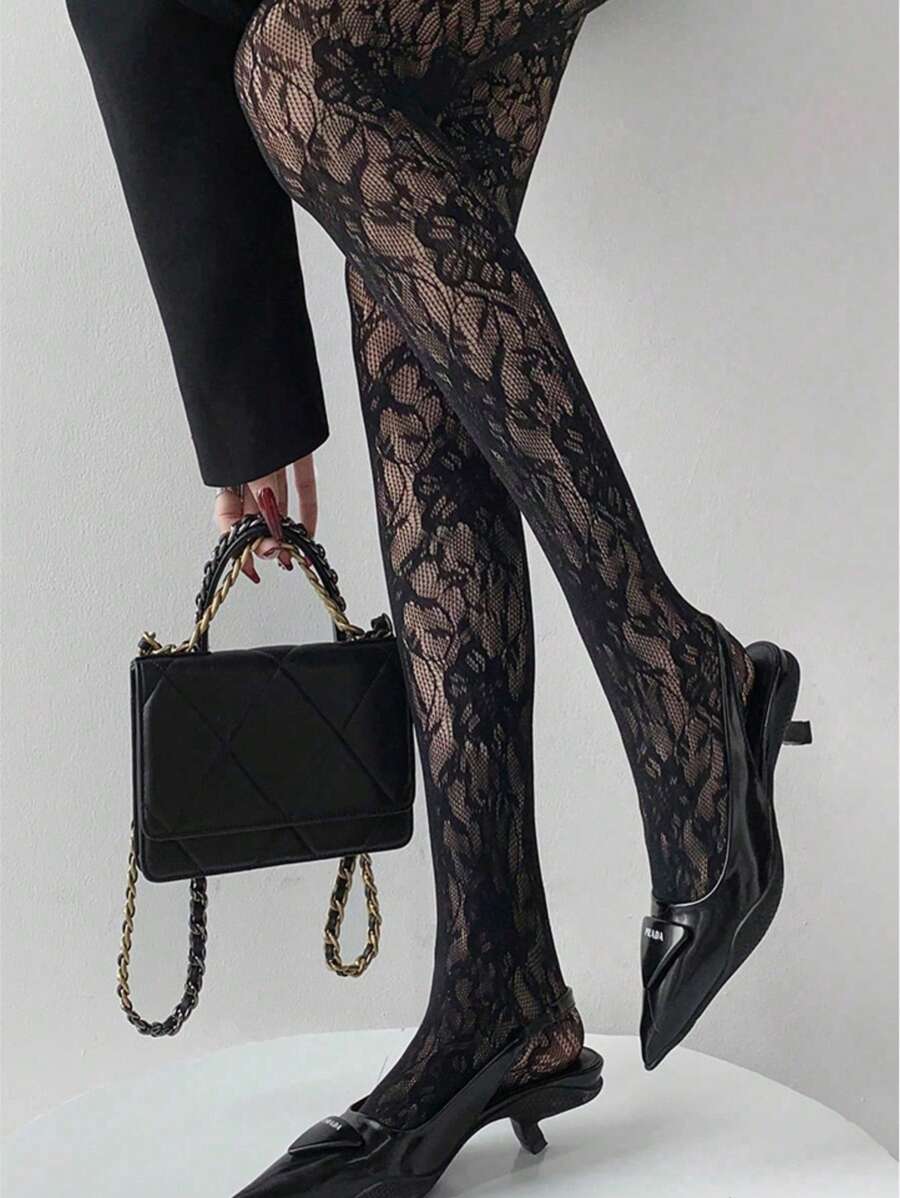 SHEIN جوارب سوداء شبكية من الدانتيل مزخرفة بالأزهار