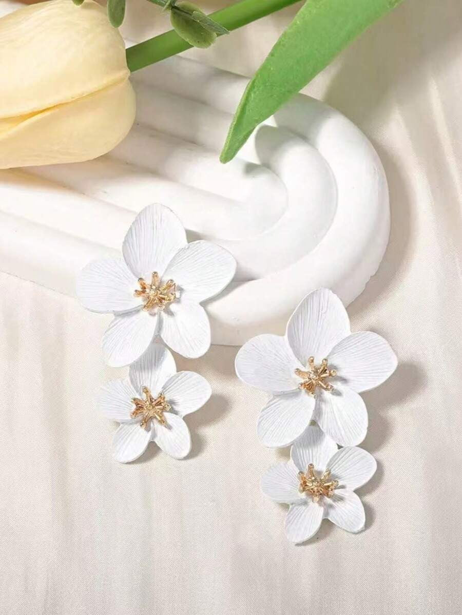 SHEIN  أقراط زهريّة بلون مميز