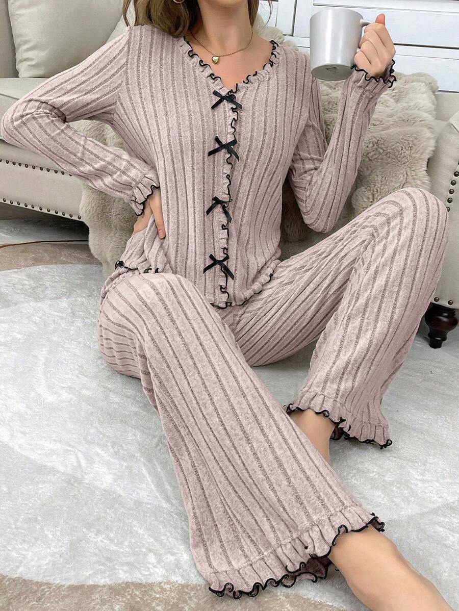 SHEIN طقم بيجامة مخطط مزين بفراشة ملونة