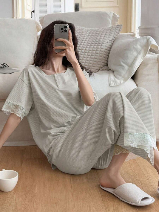 SHEIN DAZY طقم بيجامة قطعتين بأكمام قصيرة ونقشة مخططة