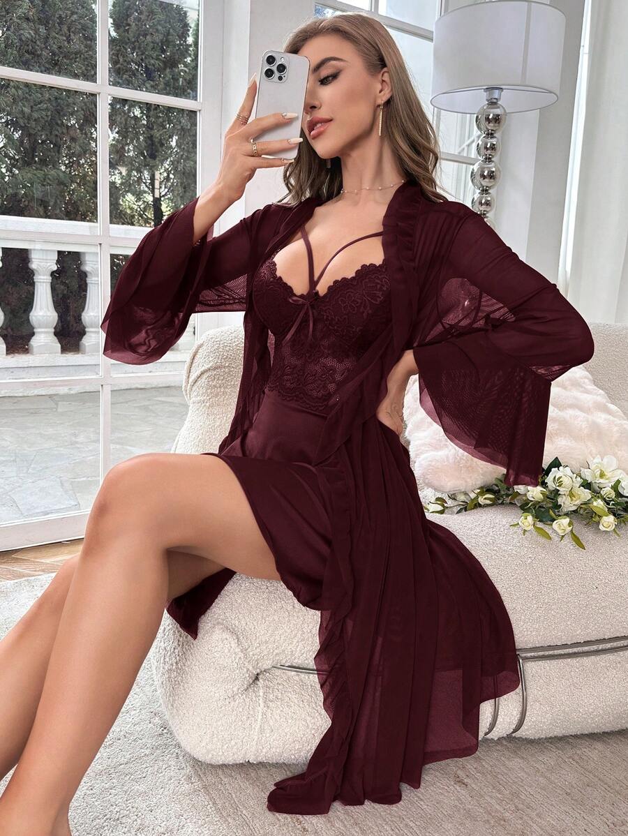 SHEIN Slumberist فستان نوم وصدرية من الدانتيل بحمالات رفيعة وروب