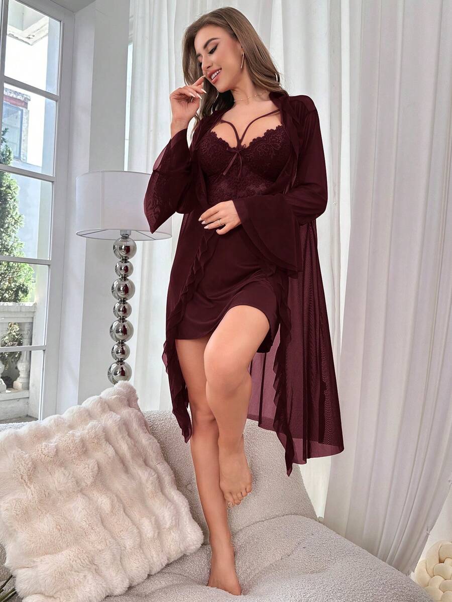 SHEIN Slumberist فستان نوم وصدرية من الدانتيل بحمالات رفيعة وروب