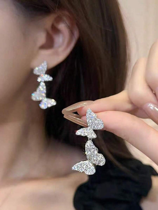 SHEIN زوج أقراط فراشة فضية مزينة بالراين