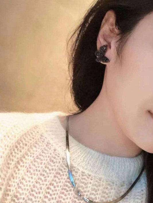 SHEIN زوج أقراط فراشة عصرية بحشوة سوداء