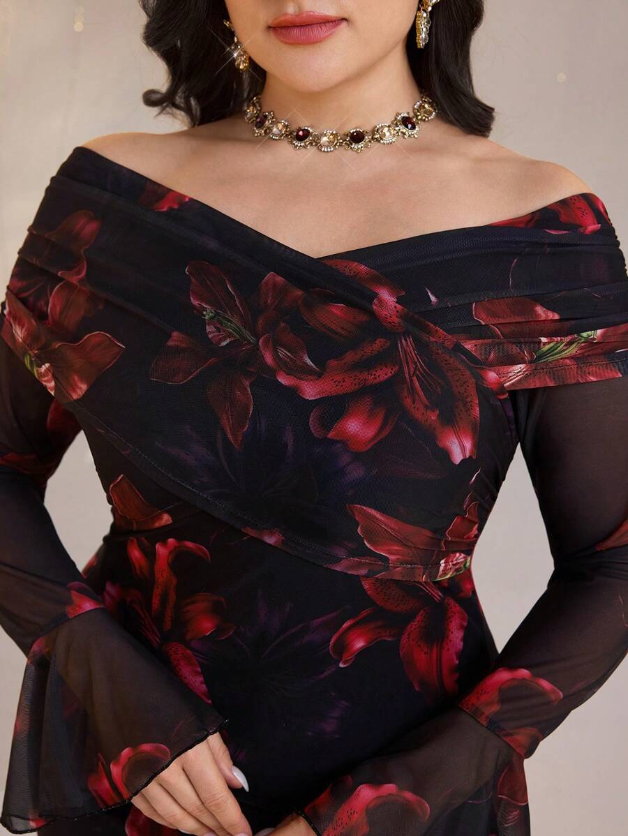 SHEIN Modelyn فستان للمقاسات الكبيرة بأكتاف مكشوفة وأكمام منسدلة بطبعة زهور