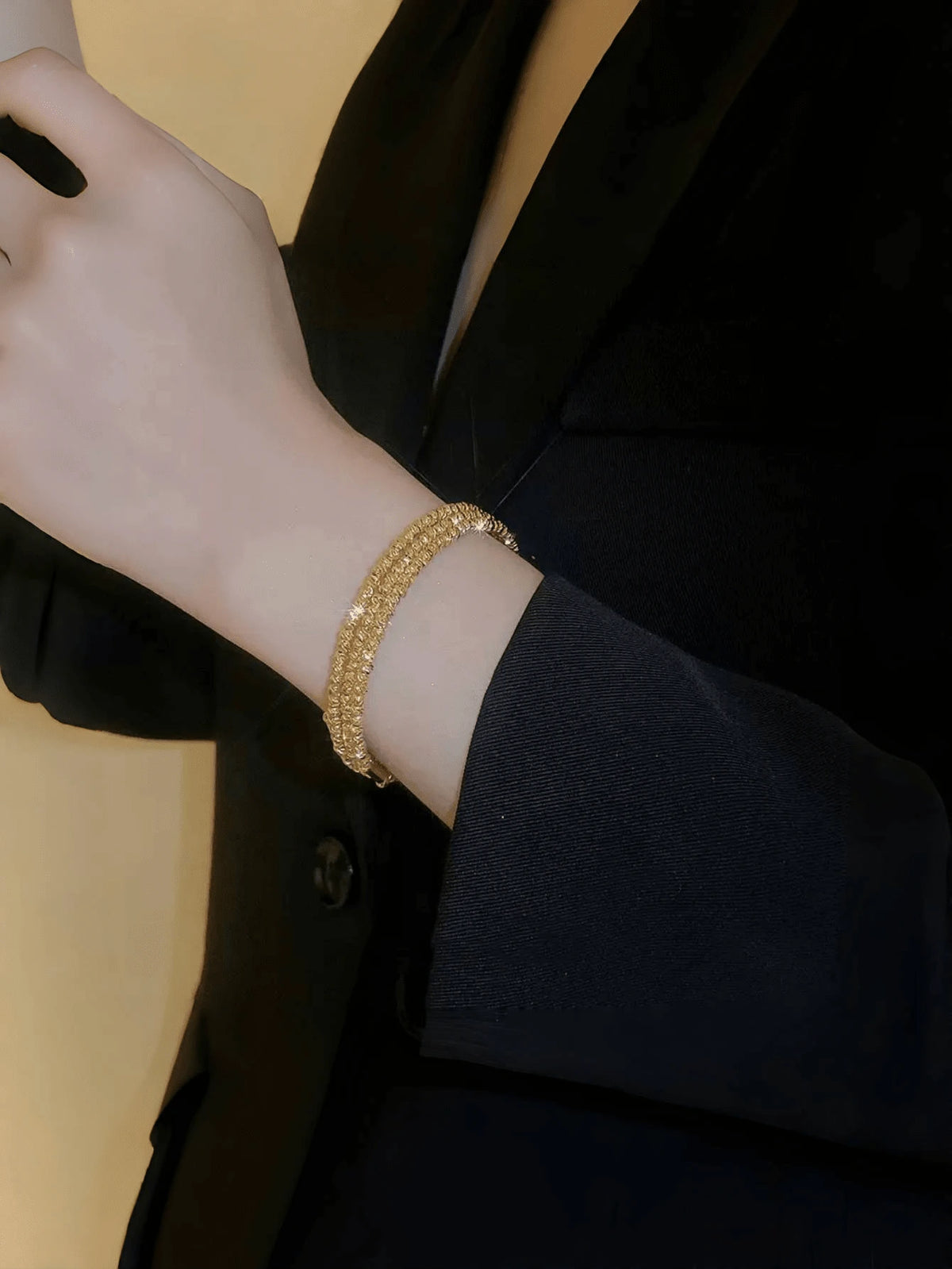 SHEIN سوار متعدد الطبقات بزخرفة اللؤلؤ