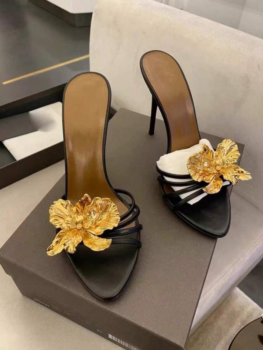 SHEIN صنادل برباطات مزينة بزهرة معدنية بكعب عالي