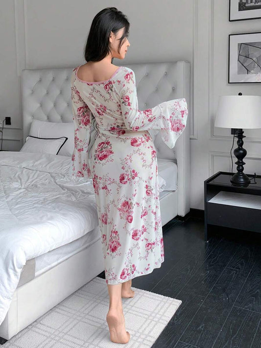 SHEIN قميص نوم بطباعة زهور بأكمام جرس وذيل مشطور