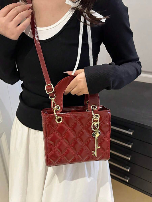 SHEIN حقيبة يد مربعة بنقشة معينية بسحاب وحزام قابل للتعديل