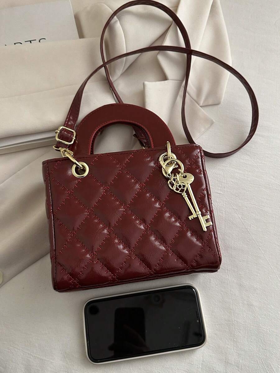 SHEIN حقيبة يد مربعة بنقشة معينية بسحاب وحزام قابل للتعديل