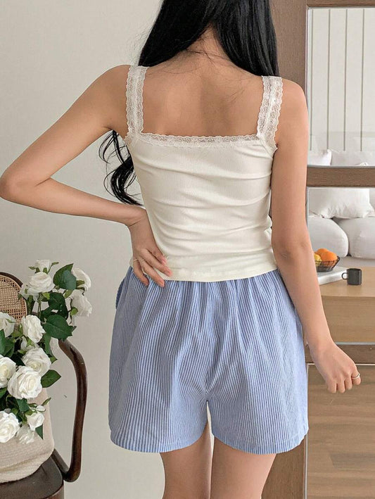 SHEIN DAZY طقم بيجامة قطعتين بسالوبيت مزين بالدانتيل وشورت مخطط