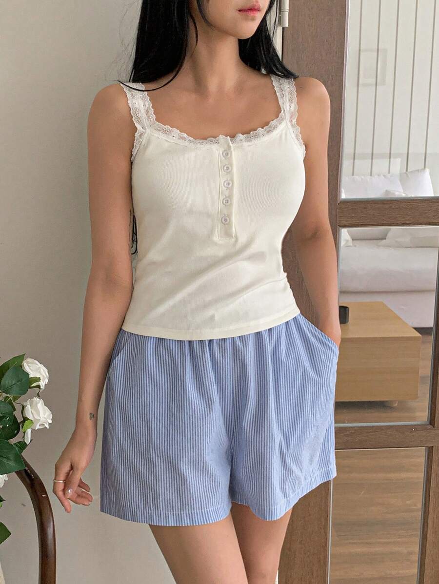 SHEIN DAZY طقم بيجامة قطعتين بسالوبيت مزين بالدانتيل وشورت مخطط