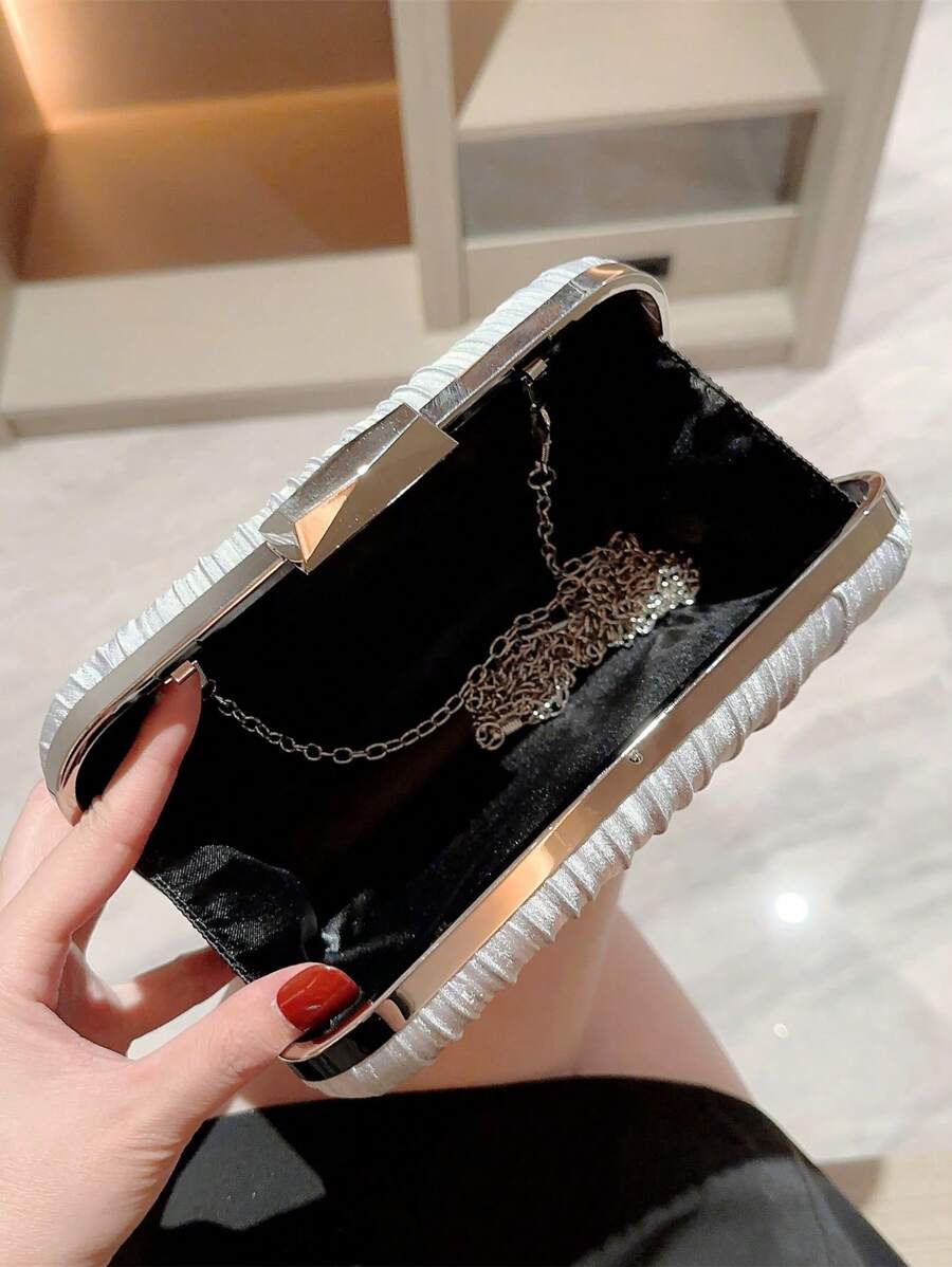 SHEIN حقيبة فضية ساتان مطوية بسلسلة