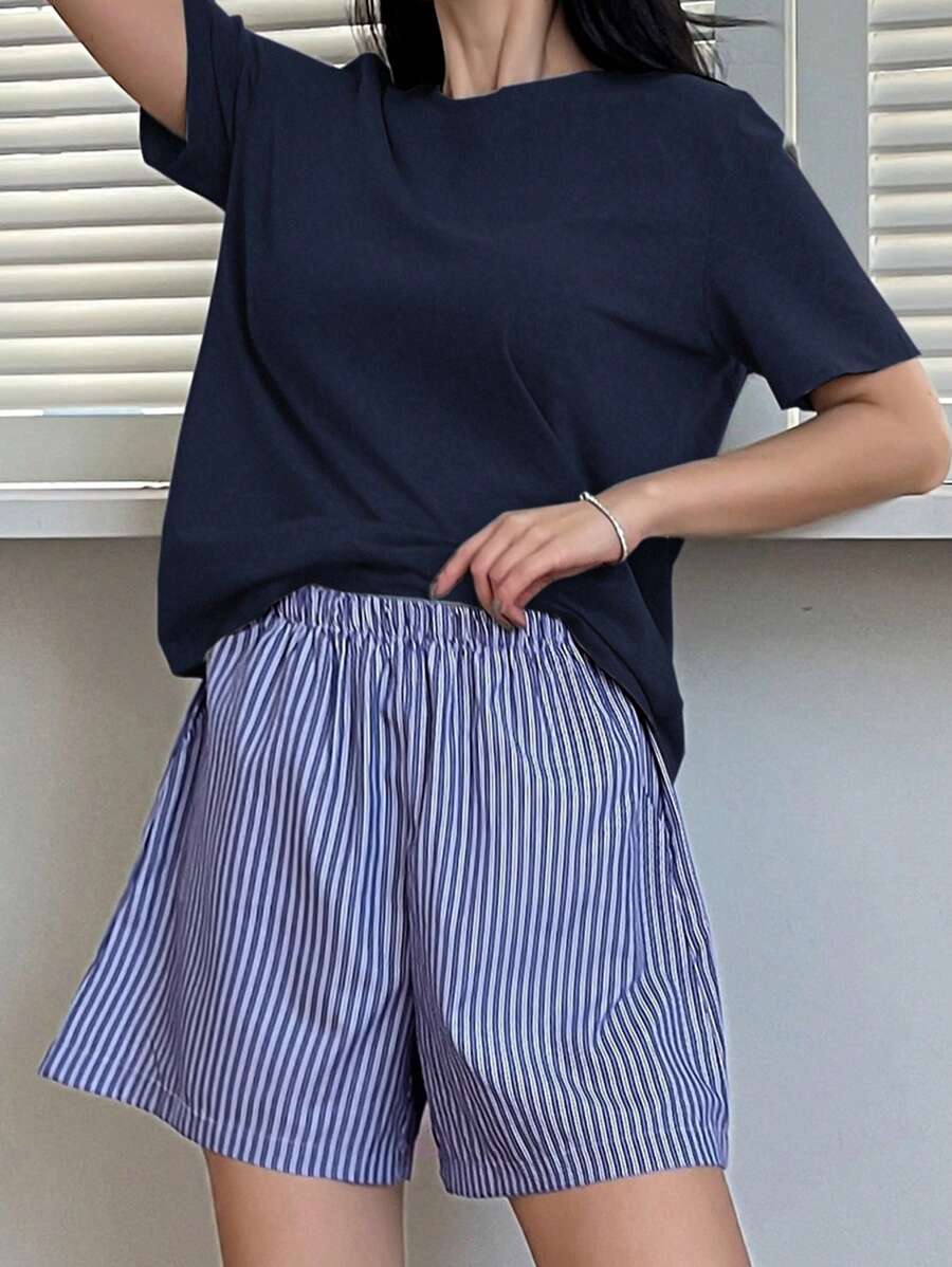 SHEIN طقم بيجامة من تيشيرت بسيط وشورت مخطط