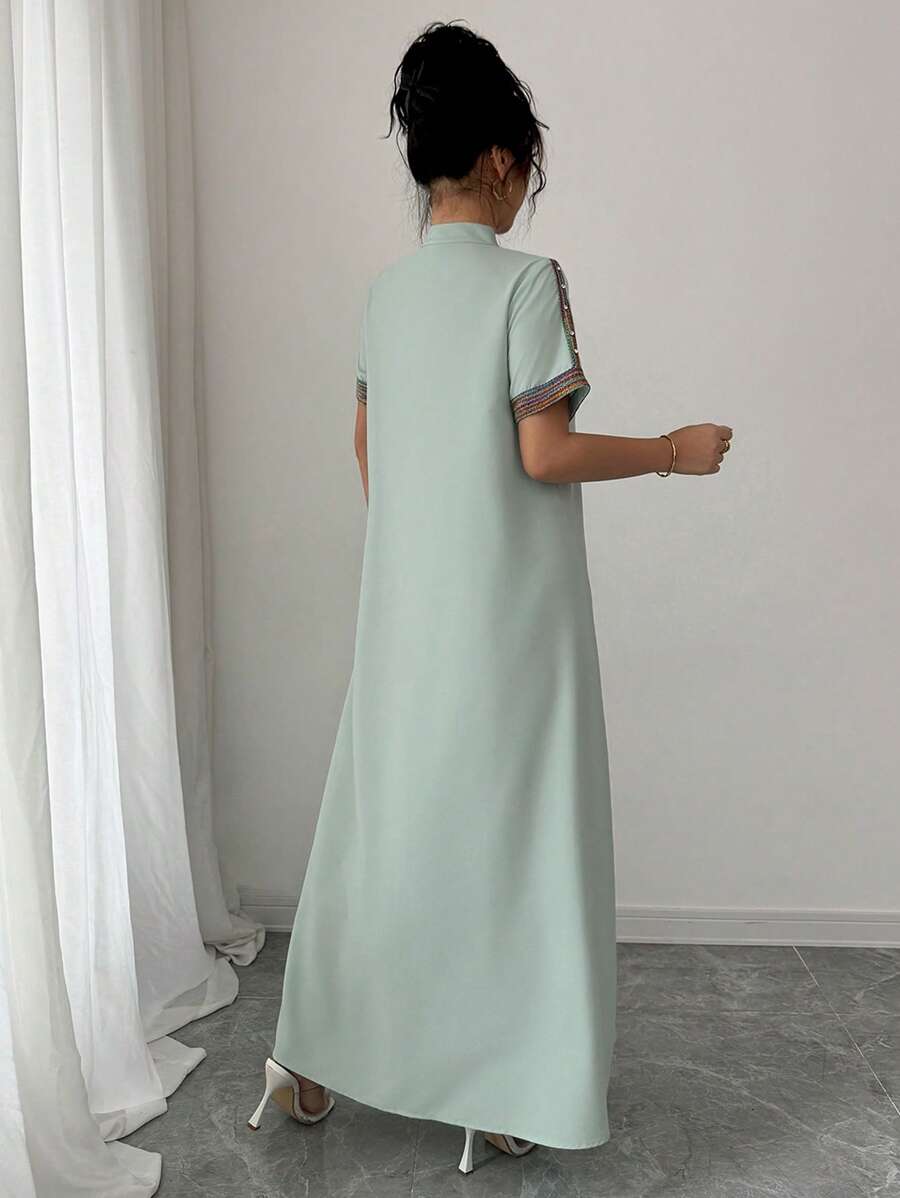 SHEIN Rafferiza فستان أخضر مطرز بألوان متباينة وياقة واقفة مزينة برينستون