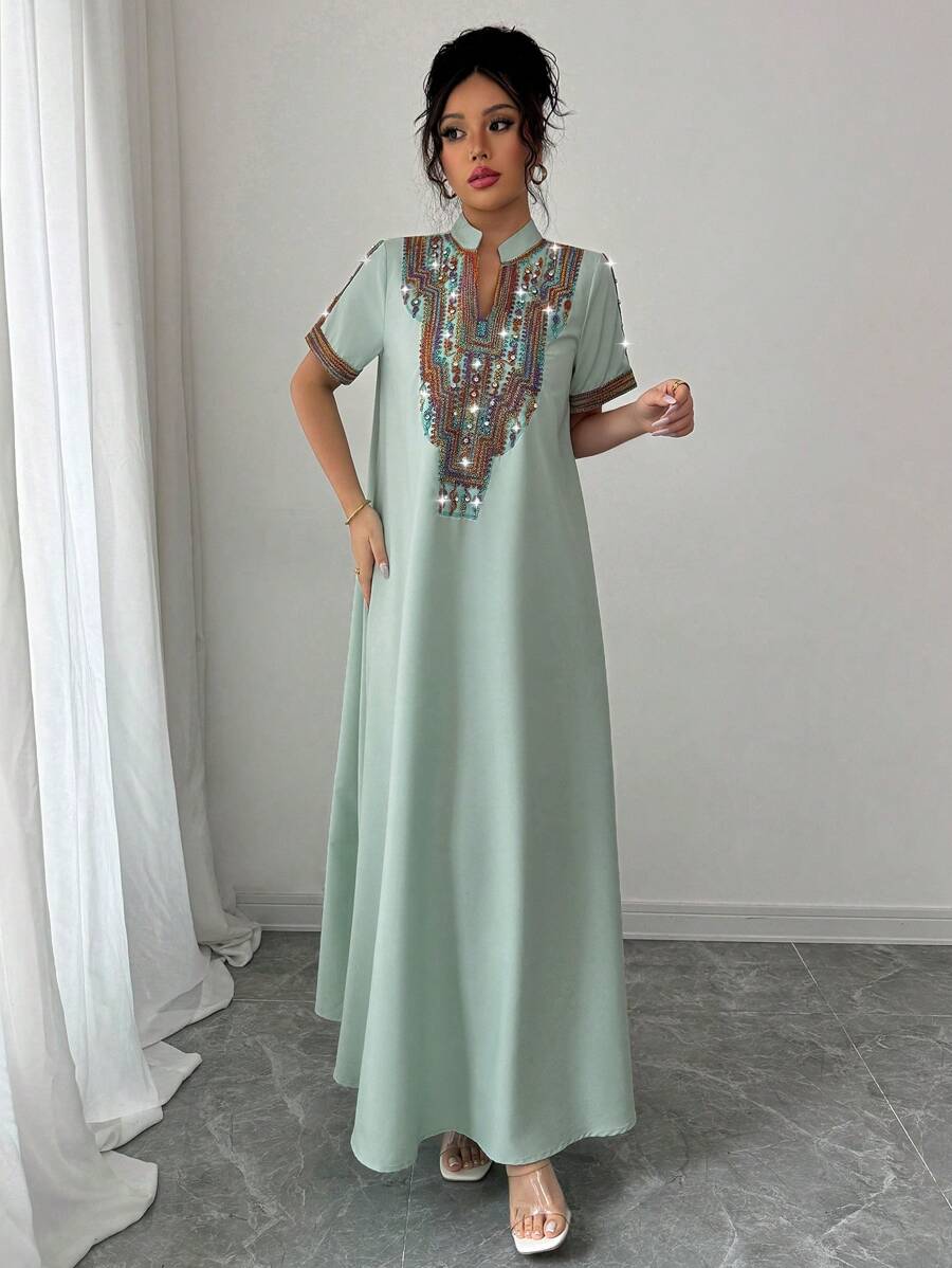 SHEIN Rafferiza فستان أخضر مطرز بألوان متباينة وياقة واقفة مزينة برينستون