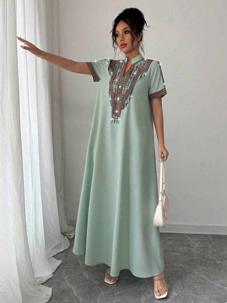 SHEIN Rafferiza فستان أخضر مطرز بألوان متباينة وياقة واقفة مزينة برينستون