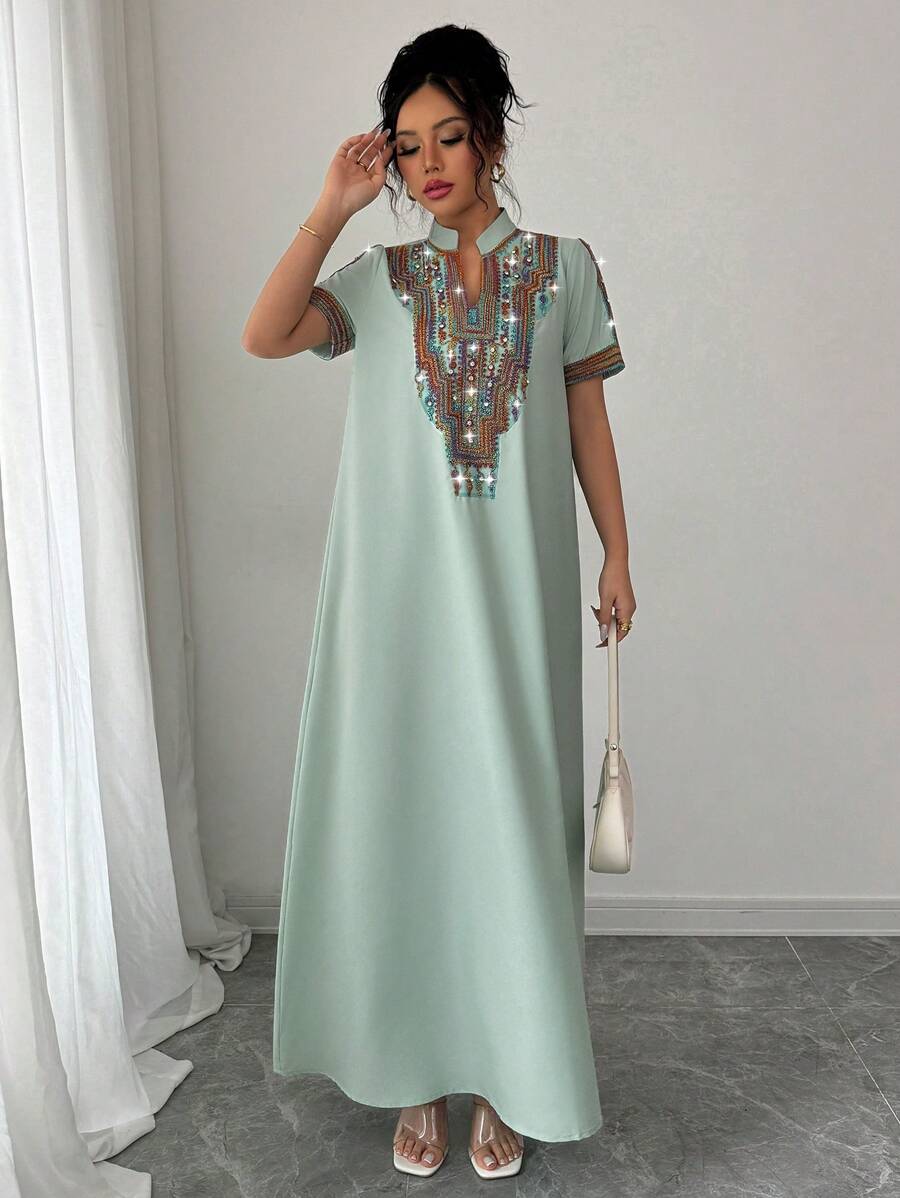 SHEIN Rafferiza فستان أخضر مطرز بألوان متباينة وياقة واقفة مزينة برينستون