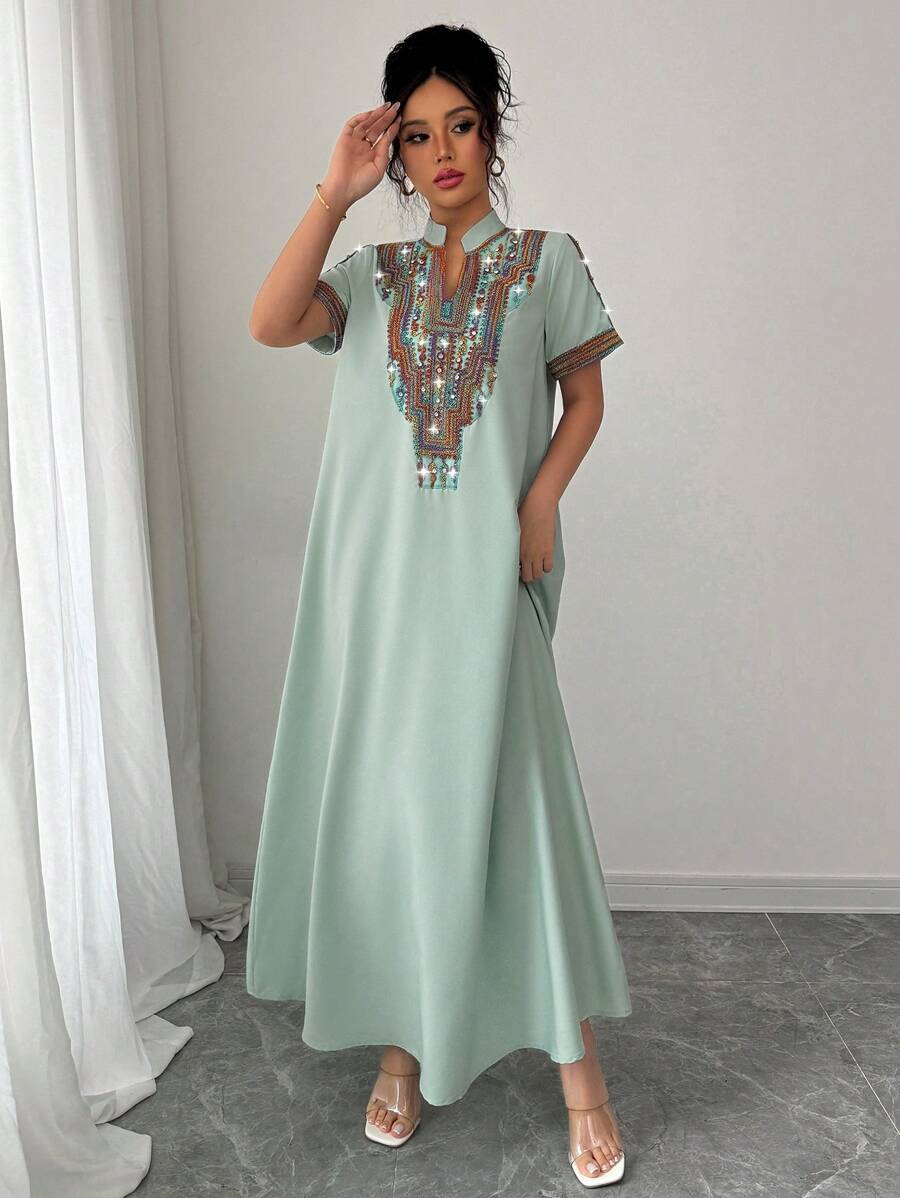 SHEIN Rafferiza فستان أخضر مطرز بألوان متباينة وياقة واقفة مزينة برينستون