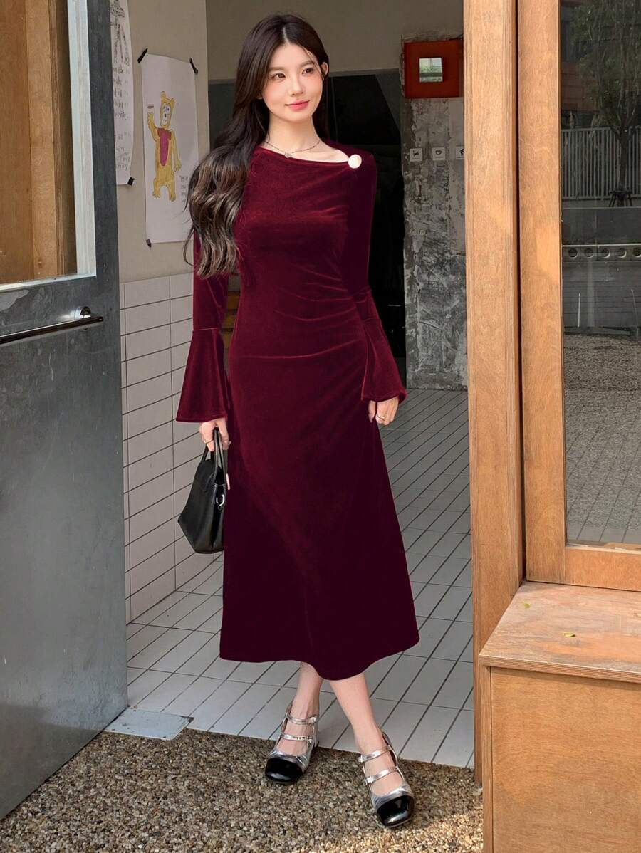 SHEIN DAZY فستان عنابي بأكمام واسعة وياقة مائلة