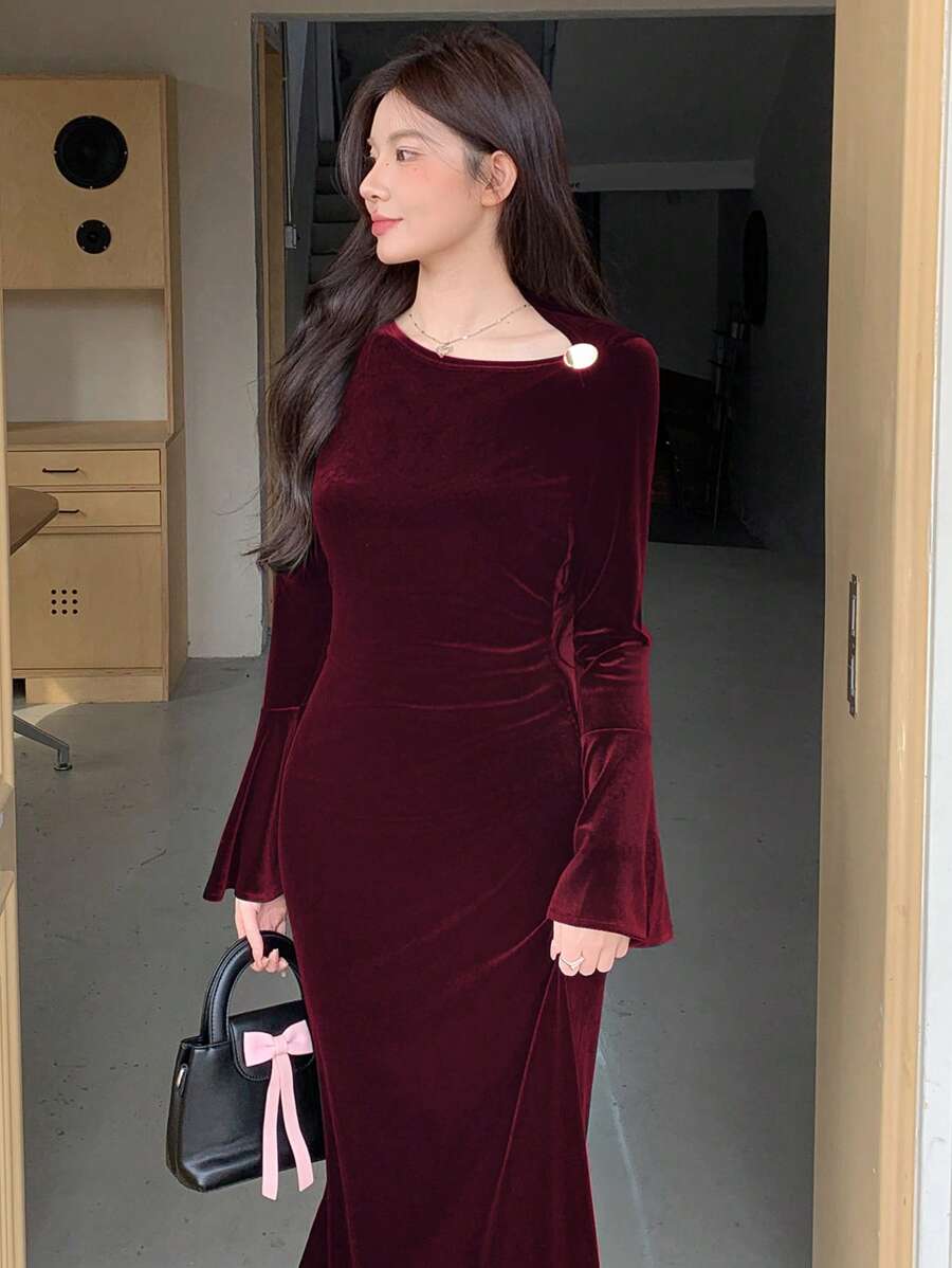 SHEIN DAZY فستان عنابي بأكمام واسعة وياقة مائلة