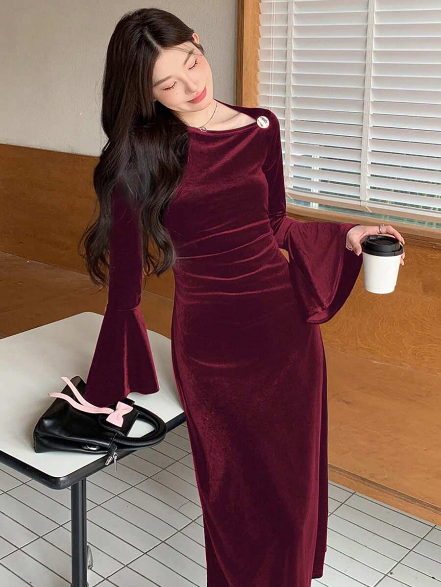 SHEIN DAZY فستان عنابي بأكمام واسعة وياقة مائلة