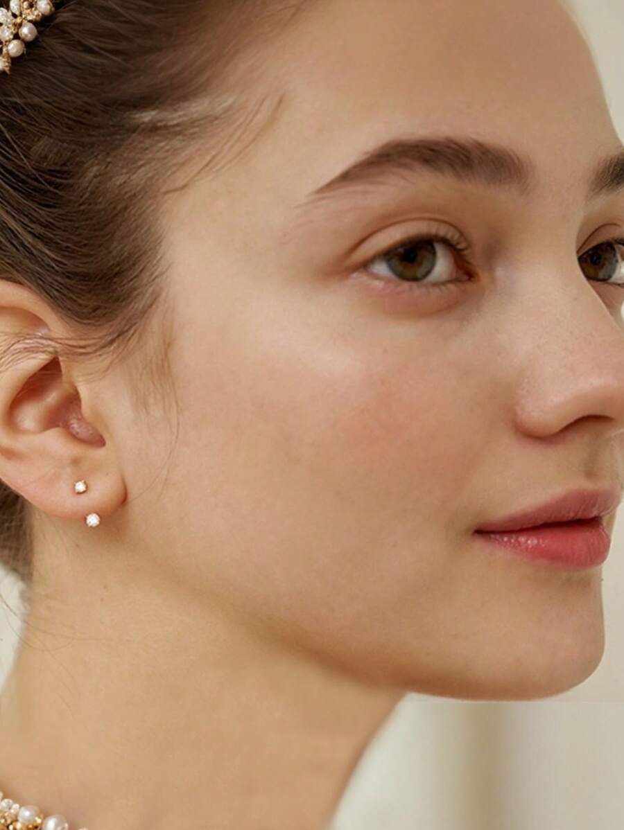SHEIN زوج أقراط أذن مطلية بزركونيوم مع لمسات ماس صغيرة