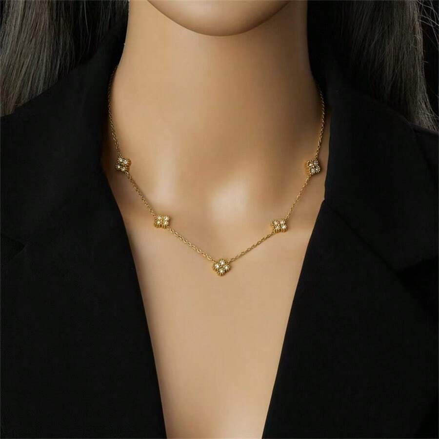 SHEIN طقم مجوهرات سلسلة وأقراط زهرة ذهبية مرصعة بالراين ستون