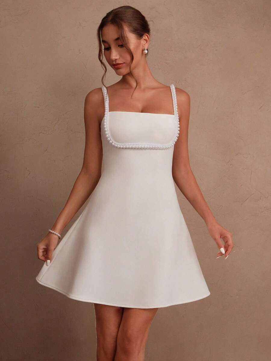 SHEIN Anewsta Savoree فستان أبيض قصير بسلسلة من اللؤلؤ
