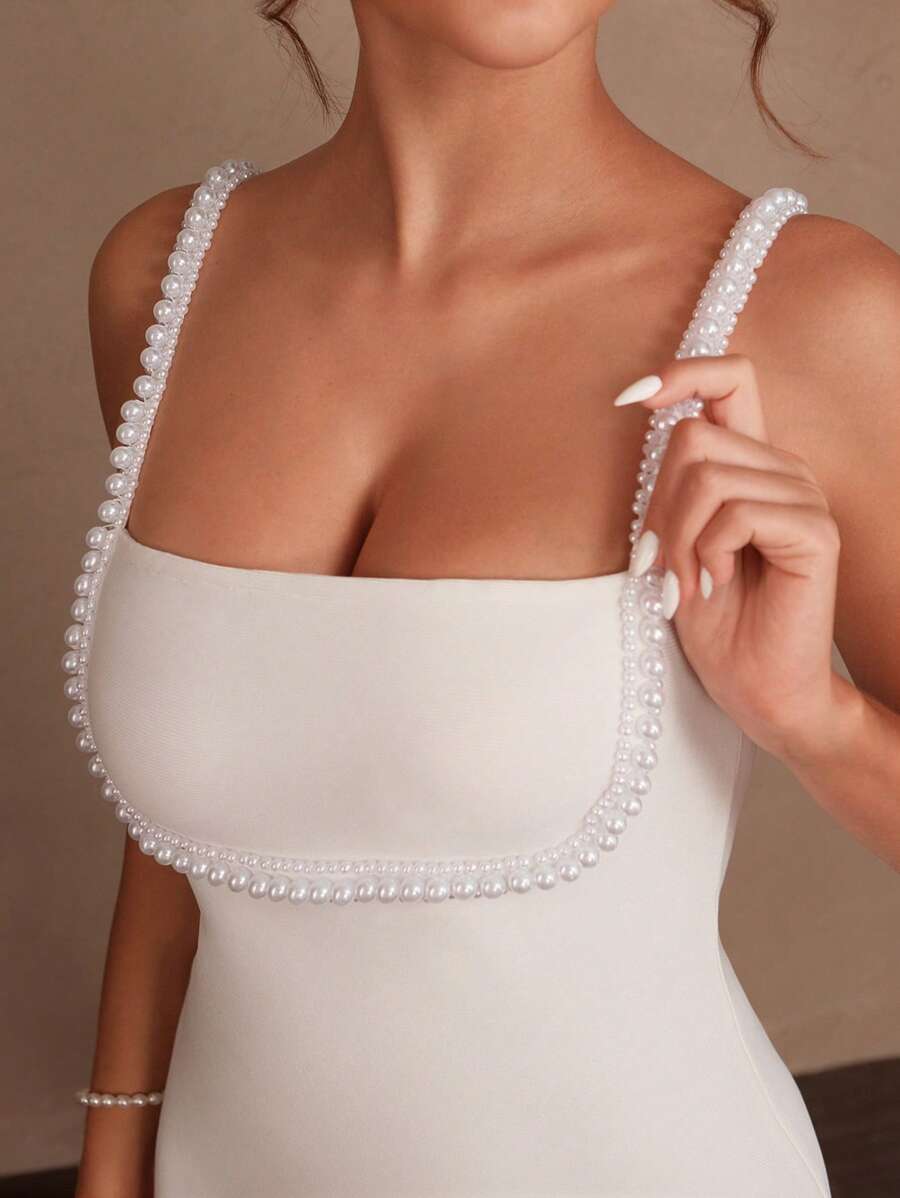 SHEIN Anewsta Savoree فستان أبيض قصير بسلسلة من اللؤلؤ